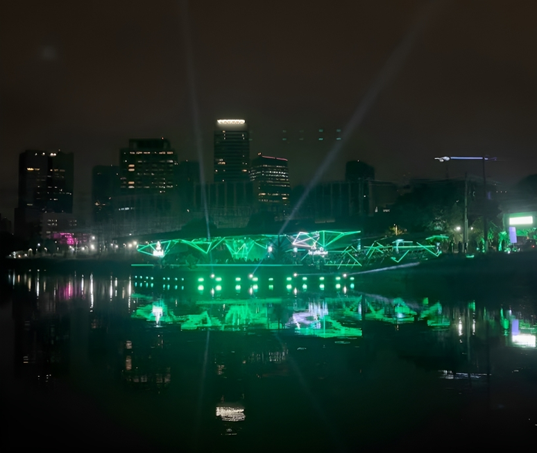 Vista da ponte para o Heineken Floating Bar