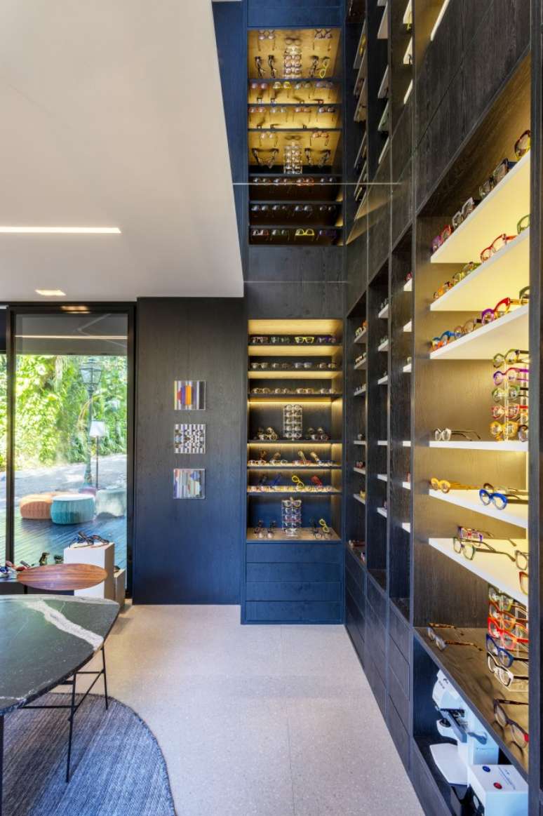 The play between concave and convex defines a contemporary eyewear shop.  Optical Illusion, FPR Studio environment for CASACOR Rio 2023. In the photo,