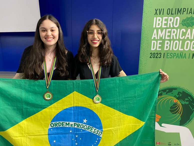 Iara e Clara receberam medalha de ouro em Madri pela Olimpíada Iberoamericana de Biologia