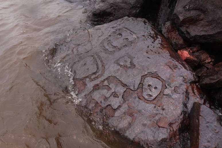 Gravuras históricas foram reveladas após seca do Rio Negro