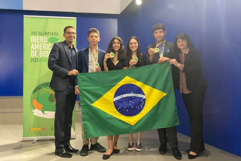 Iara e Clara (ao centro) na Olimpíada Iberoamericana de Biologia