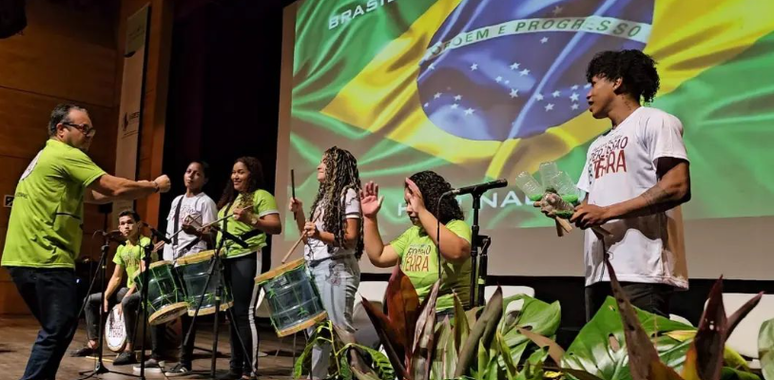 Projeto orquestra sustentável em uma apresentação musical