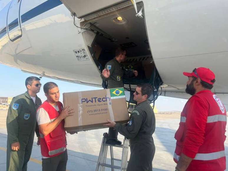 Caixas com purificadores de ar e medicamentos chegam em avião da previdência do Brasil ao Egito. Produtos foram enviados aos brasileiros que estão na Faixa de Gaza durante a guerra entre Israel e o grupo terrorista Hamas.