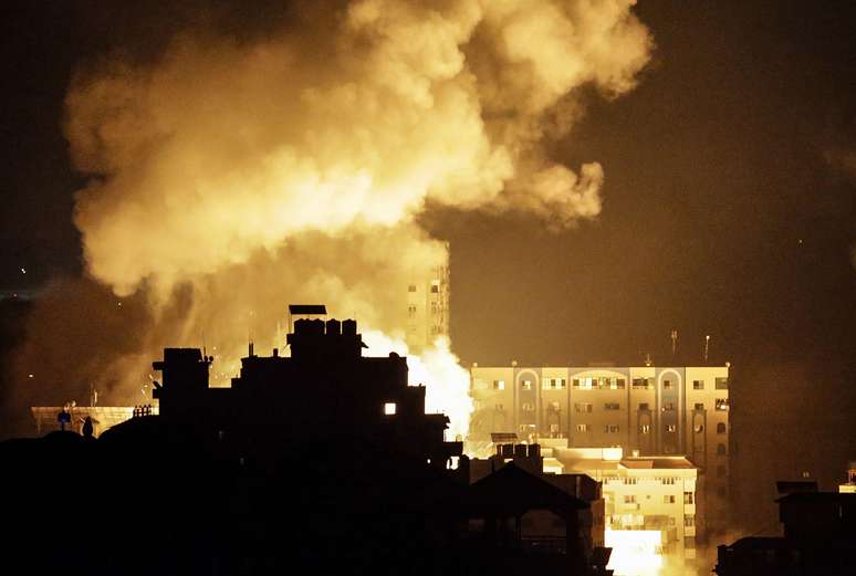 Fumaça cobre o céu após ataque na Faixa de Gaza