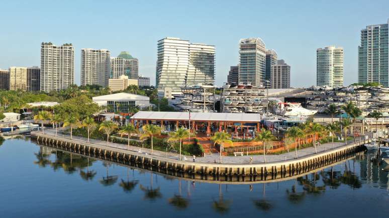 Aproveite os restaurantes com vista para a Biscayne Bay 