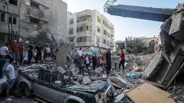 Destroços de igreja ortodoxa grega após um ataque aéreo noturno em Gaza nesta sexta-feira (20); pelo menos 18 pessoas foram mortas, de acordo com as autoridades palestinas