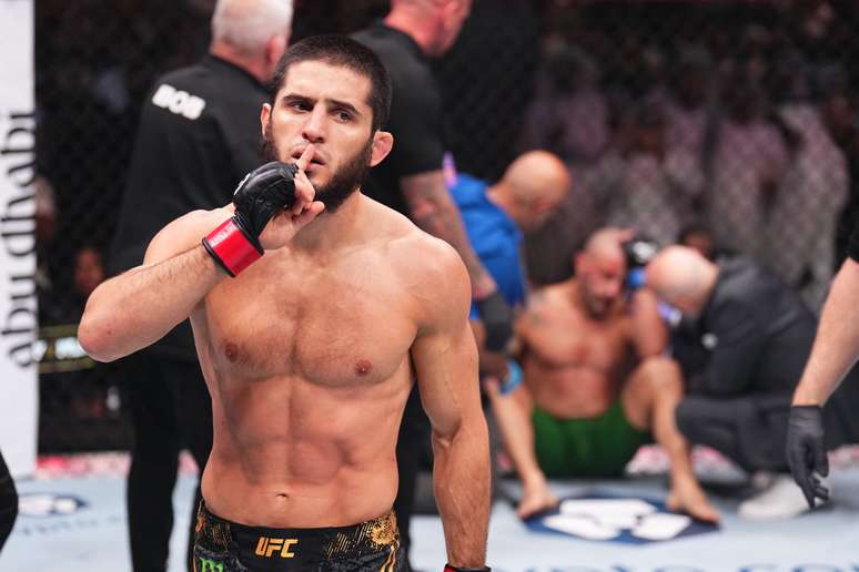 UFC 294 Com 'nocautaço', Islam Makhachev mantém cinturão dos leves