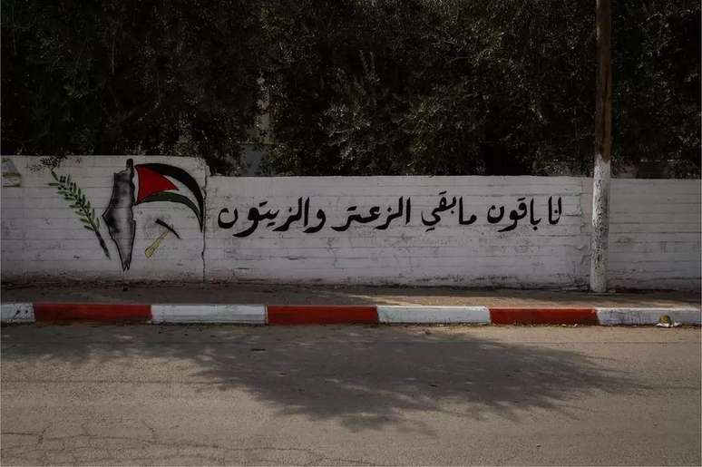 Um ditado palestino em muro perto de onde Moath Odeh foi morto: "Ficaremos aqui enquanto houver tomilho e azeitonas"