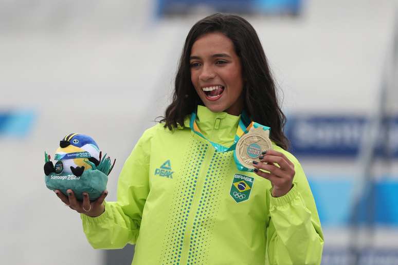 A brasileira Rayssa Leal, medalhista de ouro, comemora no pódio durante a cerimônia de entrega das medalhas da final do skate de rua feminino
