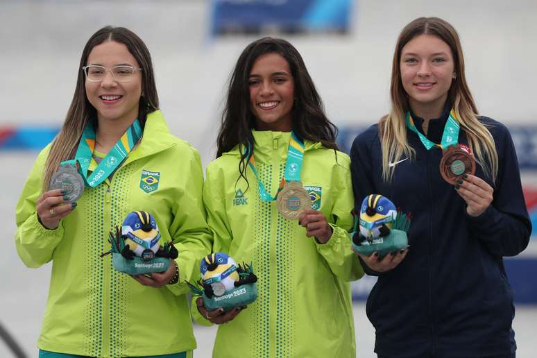 A brasileira Rayssa Leal, medalhista de ouro, posa no pódio com Pâmela Rosa, prata, e a estadunidense Paige Heyn, bronze, durante o street