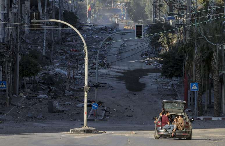 Moradores da Cidade de Gaza fogem em um carro enquanto Israel continua os ataques aéreos na Faixa de Gaza