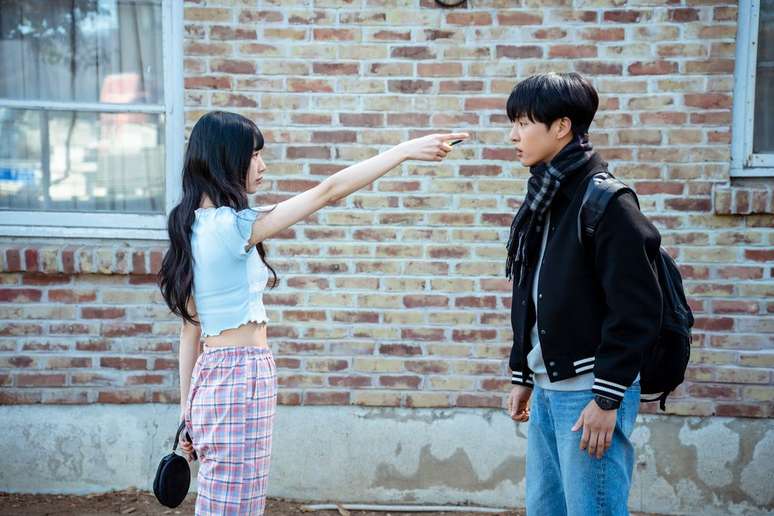 Doona e Won-jun se aproximam e se envolvem em um triângulo amoroso. (Imagem:Divulgação/Netflix)