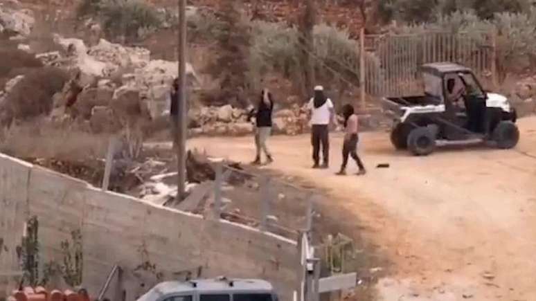 Um vídeo mostra os colonos mascarados que atiraram contra os moradores de Qusra