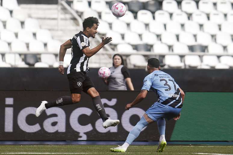 Botafogo e Athletico-PR empatam em jogo de dois dias pelo Brasileirão; veja  gols