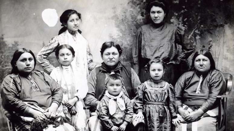 Mulheres e crianças da nação indígena Osage em foto dos anos 1920, quando a tribo era um dos povos mais ricos do mundo