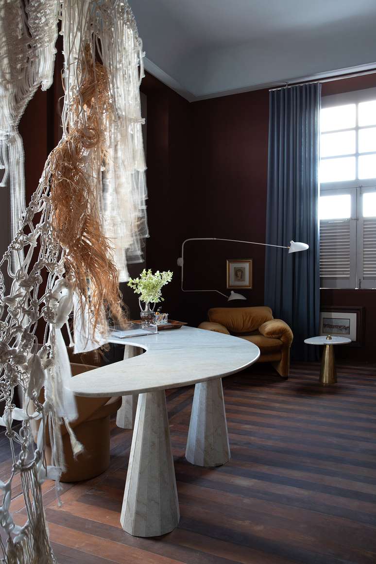The blue and brown represent the sea, sky and land in this room