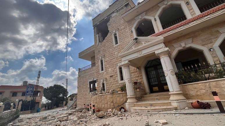 Os edifícios em Dharya, um assentamento perto da fronteira com Israel, foram danificados por ataques