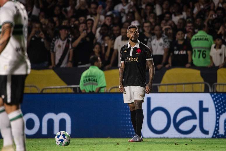 After the embarrassment, Vasco returns to Flamengo with eight changes.  Compare