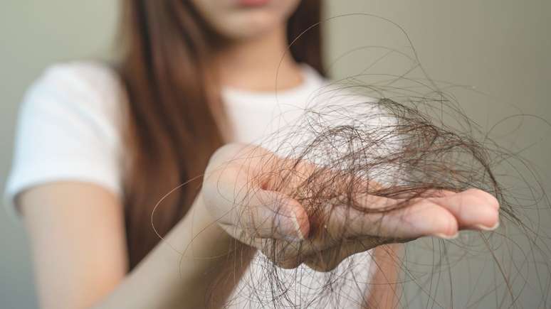 Caindo muito? Veja 5 causas comuns para a queda de cabelo