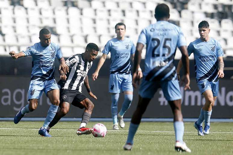 Botafogo e Athletico-PR empatam em jogo de dois dias pelo Brasileirão; veja  gols