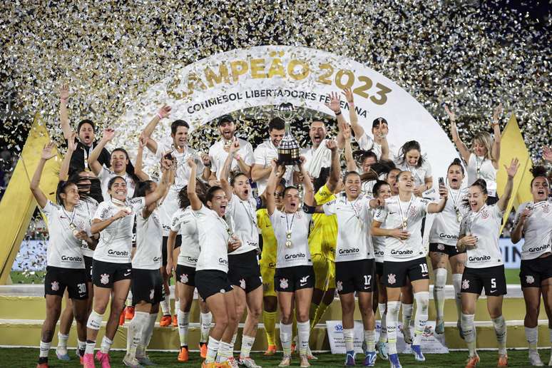 'Brabas' comemoram conquista do quarto título da Libertadores Feminina do Corinthians