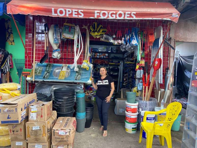 Jucivânia Lopes vende peças para fogões e material de construção em empreendimento fundado pelo pai na Vila Embratel, São Luís, Maranhão