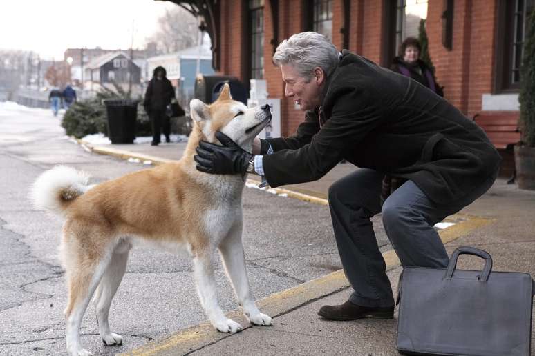 cena do filme com o ator Richard Gere com o cachorro