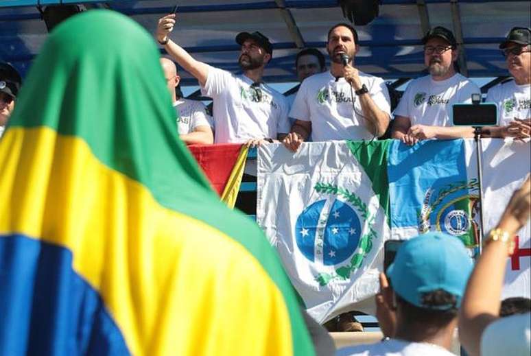 Eduardo Bolsonaro ato pró armas brasilia professores traficantes 09-07-2023