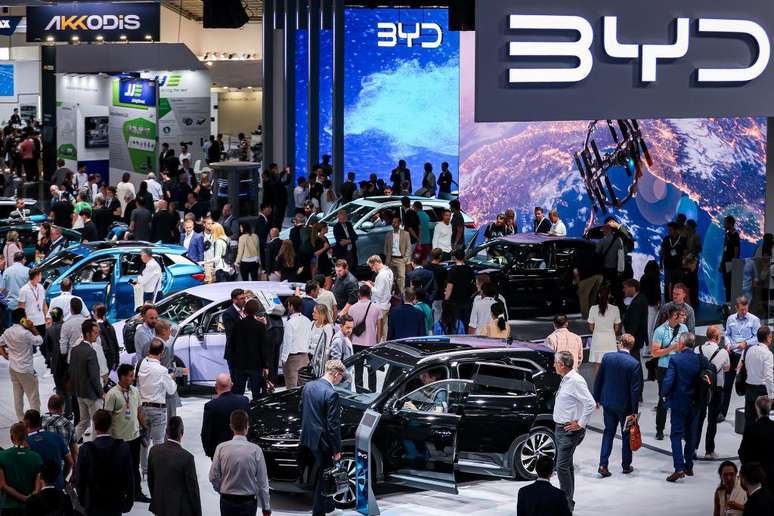 Enquanto a BYD comercializou 286.903 veículos elétricos fabricados na China em setembro, a Tesla vendeu 74.073 unidades.