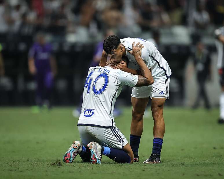 Rafael Elias, ajoelhado, comemora a vitória do Cruzeiro –