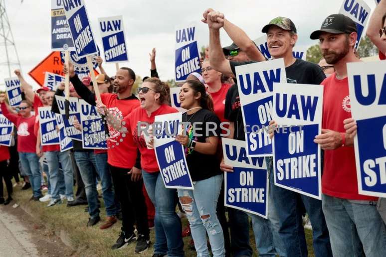 Membros em greve dos United Auto Workers (UAW) em piquete na planta da General Motors em Delta Township, Michigan, EUA.
29/09/2023
REUTERS/Rebecca Cook