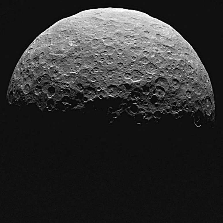 As moléculas orgânicas foam encontradas perto de uma cratera de impacto em Ceres (Imagem: Reprodução/NASA)