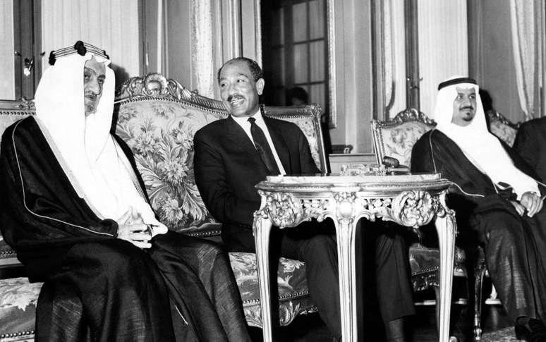 Historiadores acreditam que o rei Faisal da Arábia Saudita e o presidente egípcio Anwar el-Sadat concordaram com o embargo contra os EUA pelo apoio a Israel