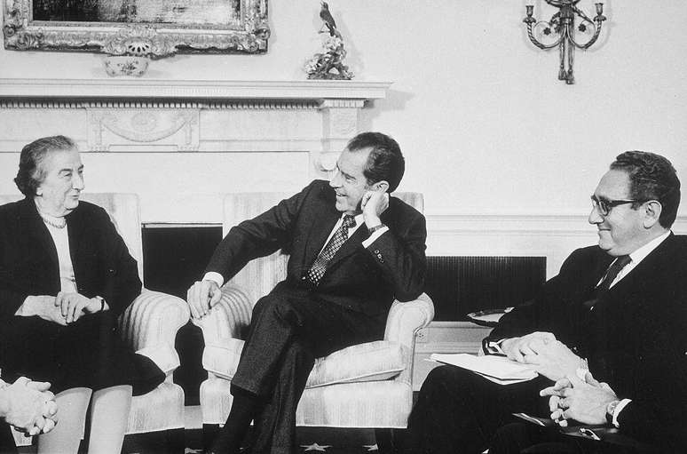 Nixon, ao centro, e Kissinger, seu secretário de Estado, garantiram o apoio de Washington ao governo israelense de Golda Meir na Guerra do Yom Kippur