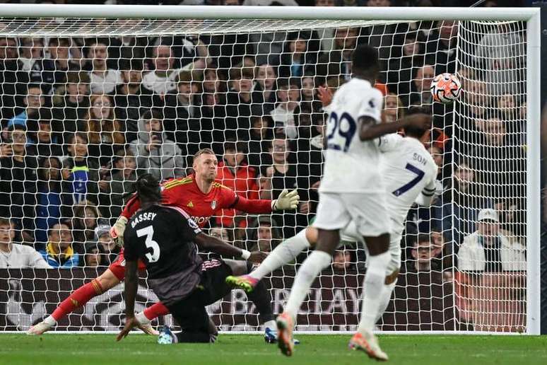 Momento do gol marcado por Son na vitória do Tottenham por 2 a 0 sobre o Fulham –