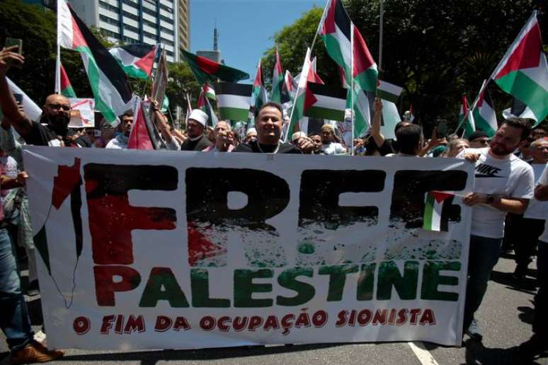 Grupos pedem o fim do cerco de Israel à Gaza na Praça Oswaldo neste domingo, 22, em São Paulo.