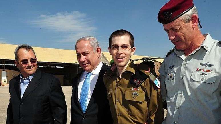 Em outubro de 2011, o primeiro-ministro israelense, Benjamin Netanyahu, cumprimentou o soldado Gilad Shalit após sua libertação pelo Hamas