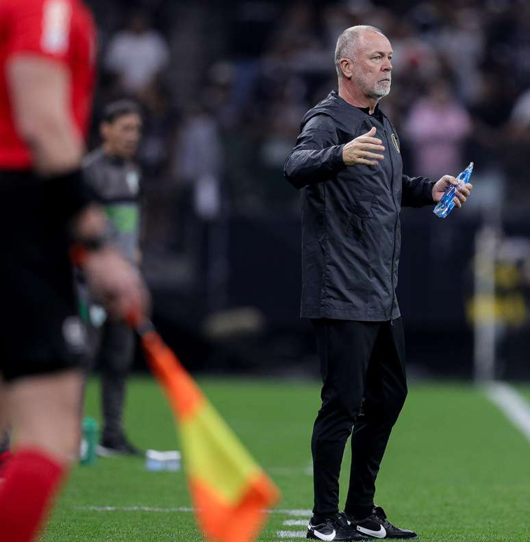 Corinthians fica mais próximo da zona de rebaixamento após empate