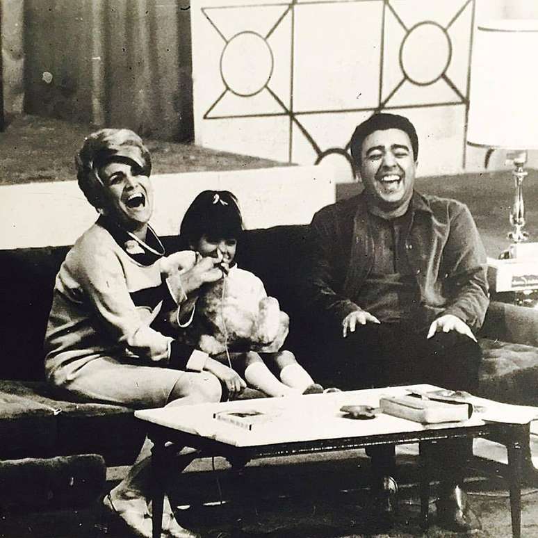 Mônica na infância com o pai em participação divertida no programa de Hebe Camargo na TV Excelsior, em 1965