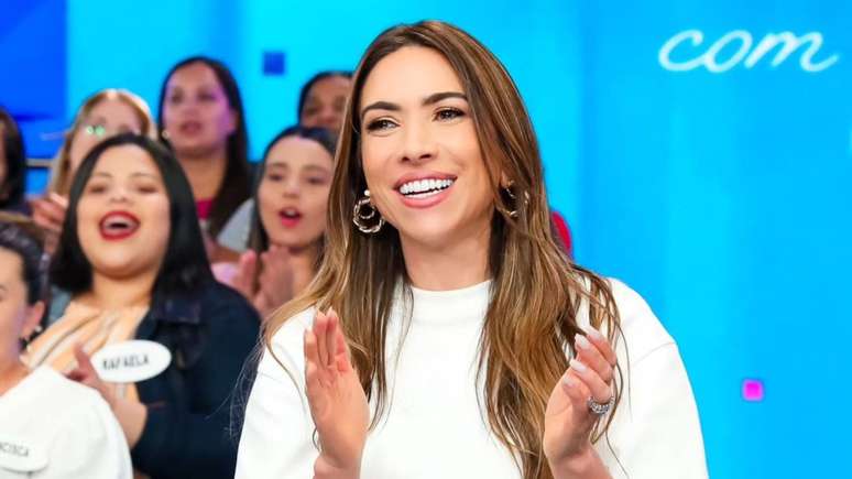 Patrícia Abravanel apresenta o "Programa Silvio Santos", substituindo o pai