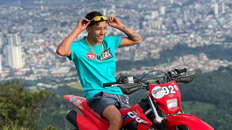Meno Kabrinha estava na garupa da moto de um amigo no sábado, quando se desequilibrou e bateu a cabeça