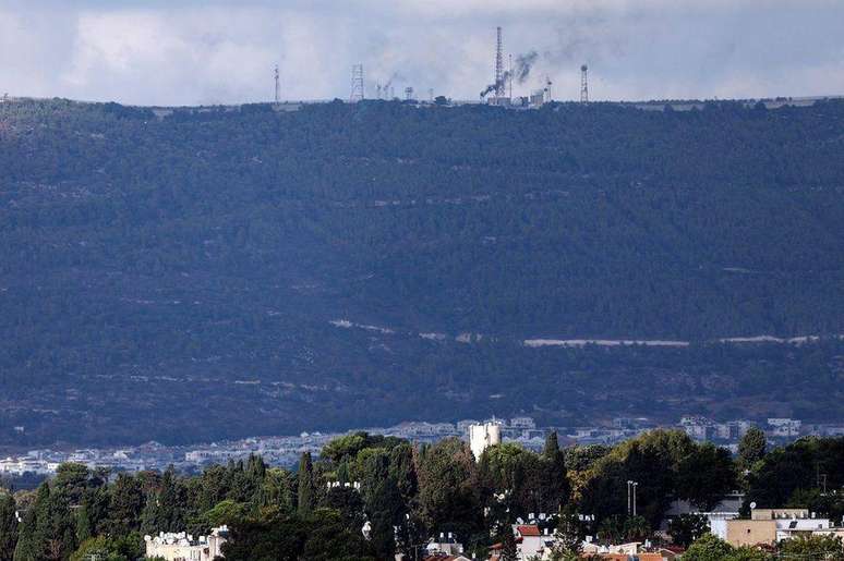 Fumaça no alto de um morro no sul do Líbano na última terça-feira (17/10), vista de uma comunidade fronteiriça no norte de Israel