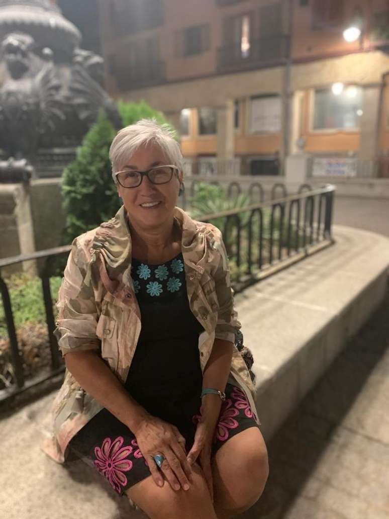 Ela gosta de aproveitar o tempo livre para passear com as amigas, ir ao teatro ou simplesmente sair para tomar uma bebida