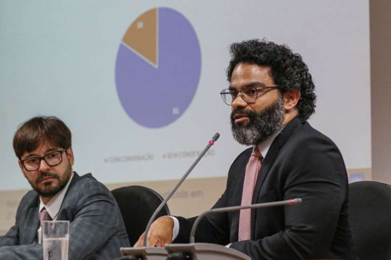 Representantes do Jus Brasil, Vinícius Assunção (d) e Daniel Nicory (e) em apresentação da pesquisa Racismo e Injúria Racial nas Redes Sociais 