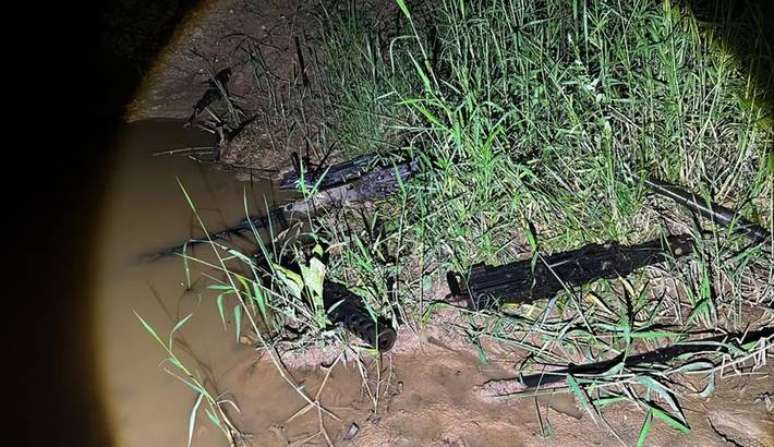 Nove metralhadoras do Exército que foram encontradas em São Roque estavam no lamaçal de uma área de mata.