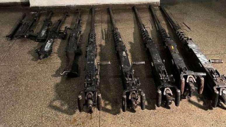 Nove metralhadoras do Exército foram encontradas na madrugada de sábado passado, 21, em São Roque. Elas estavam no lamaçal de uma área de mata.