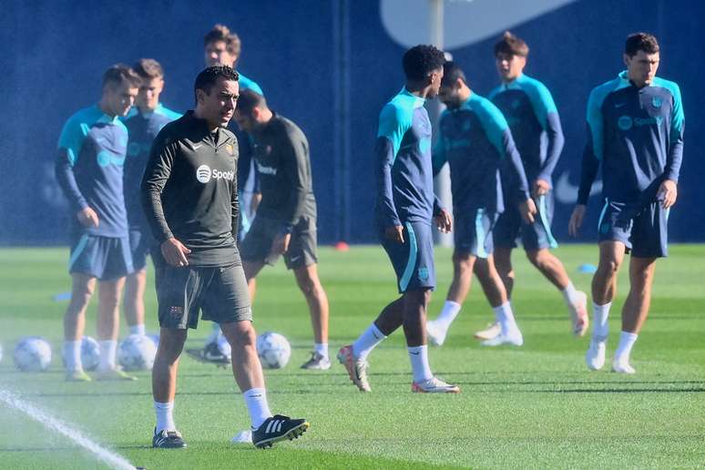 Técnico Xavi durante treinamento do Barcelona –