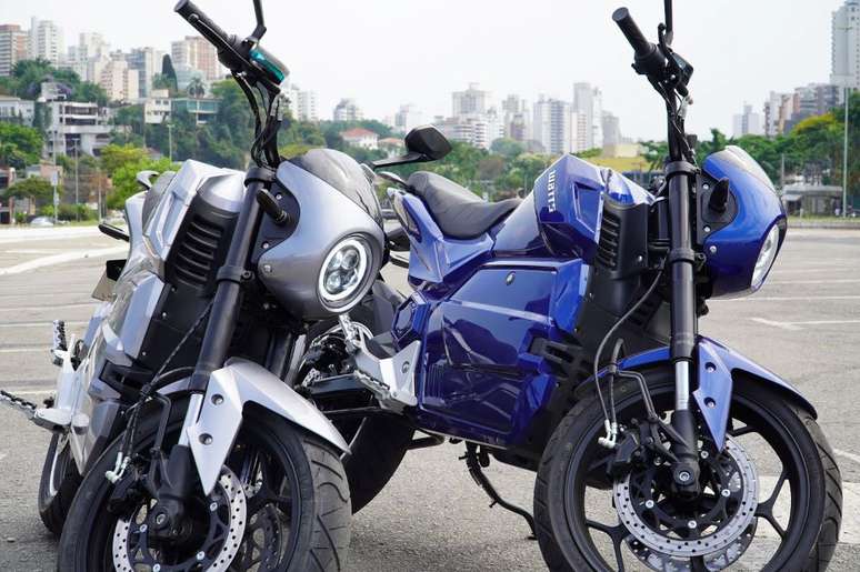 Esta moto elétrica tem o melhor dos dois mundos, motor econômico e