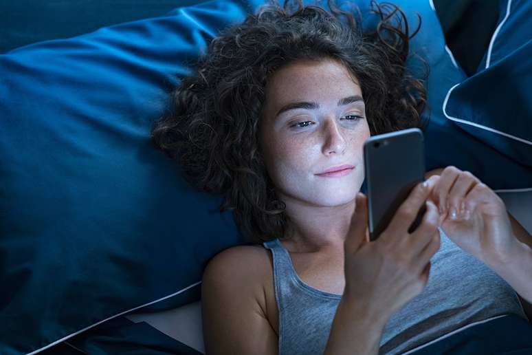 Procrastinação na hora de dormir virou um hábito comum por causa dos smartphones