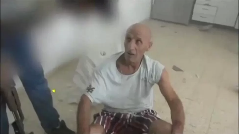 Yair Yaakov foi fotografado sendo mantido em cativeiro por um homem armado em um vídeo compartilhado nas redes